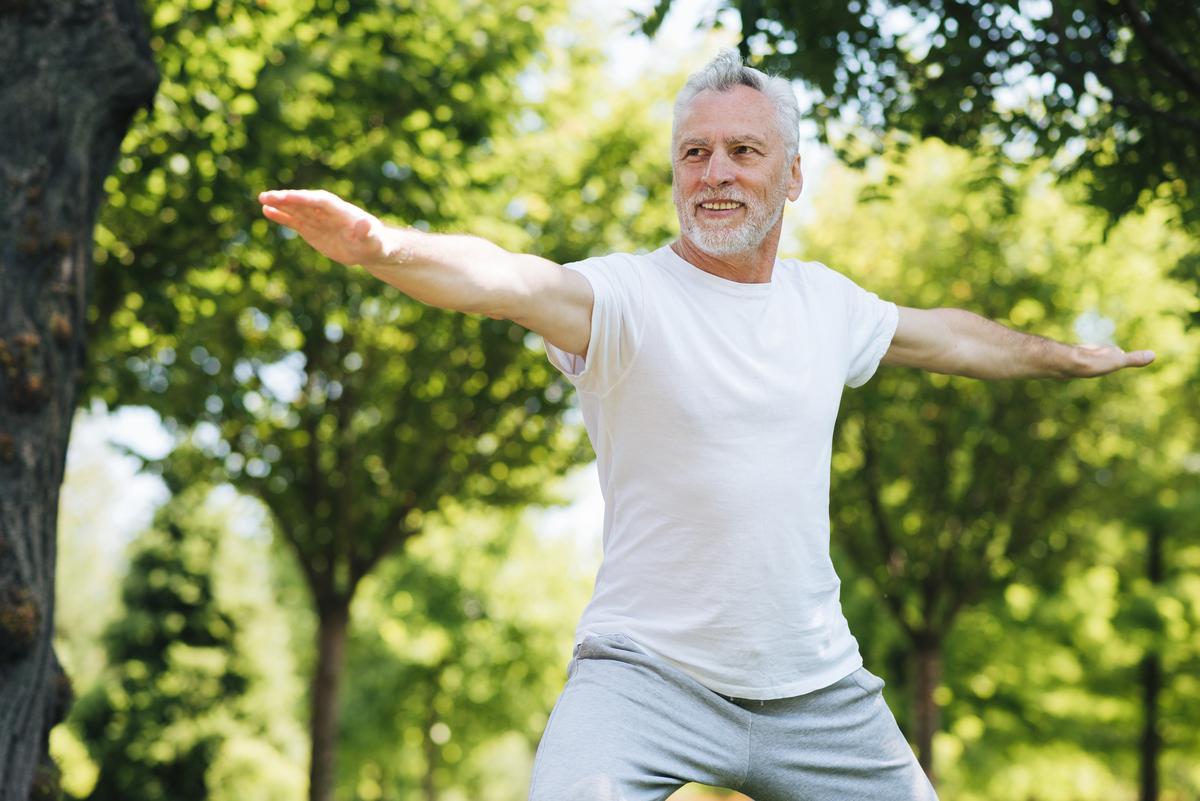 Un hombre practicando Tai Chi al aire libre