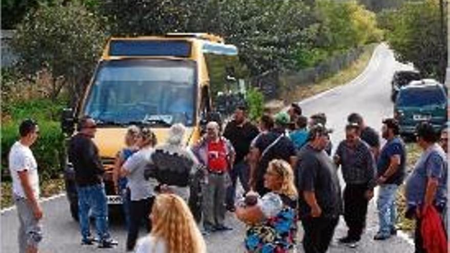 Els veïns van tallar la carretera i van impedir el pas dels autobusos.