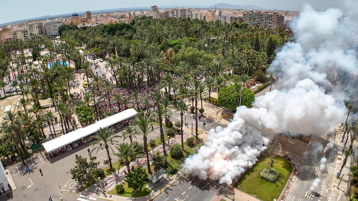 Uno de los momentos de la mascletá de Alpujarreña a vista de dron