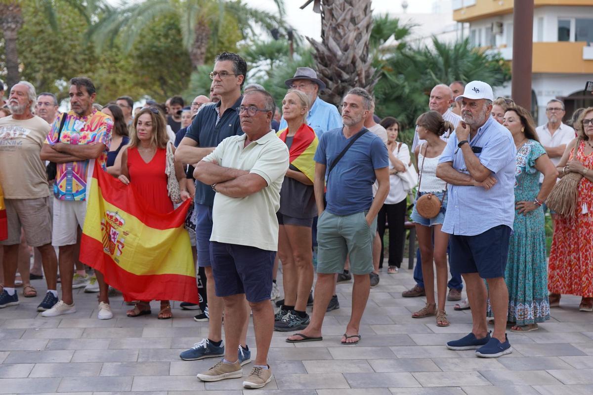 Mira las imágenes de la concentración en apoyo a Ceuta en Santa Eulària Mira las imágenes de la concentración en apoyo a Ceuta en Santa Eulària