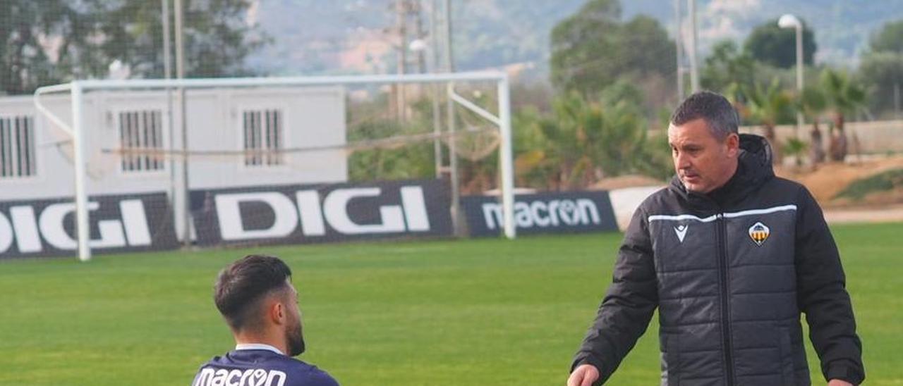 Sergi Escobar dialoga con Kevin Sibille durante un entrenamiento de esta semana en las instalaciones de Marina d’Or.