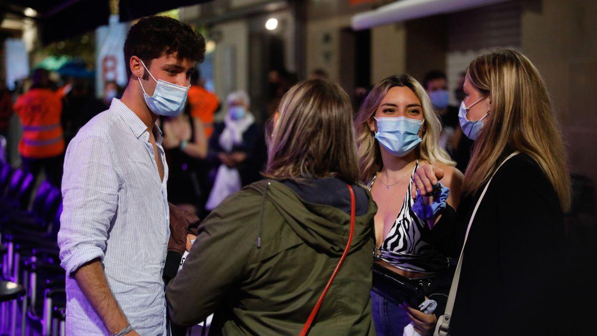 Un grupo de jóvenes con mascarillas.