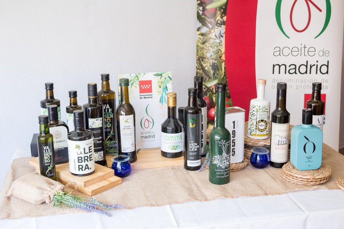 Distintas presentaciones de aceites de oliva virgen extra de la DOP Aceite de Madrid.