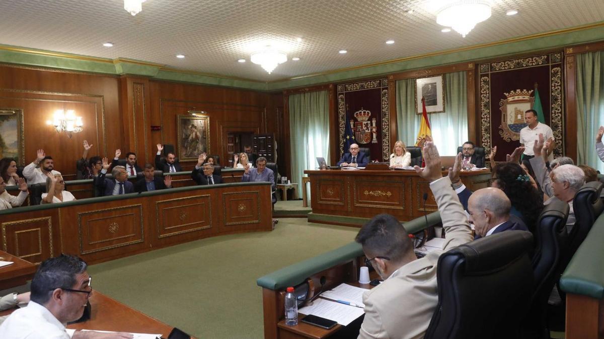 Los concejales de la Corporación municipal de Marbella, ayer, en un momento del pleno de septiembre. | L.O.