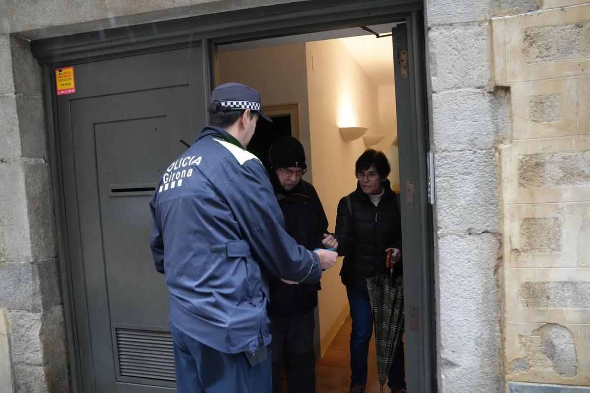 Un Policia Municipal informant uns veïns