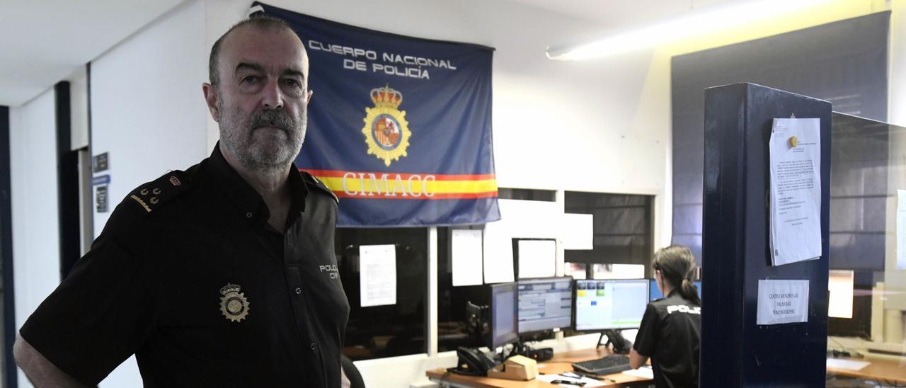 Alfredo Antuña, en las dependencias de la sala del 091 en la Jefatura de la calle Ceballos.