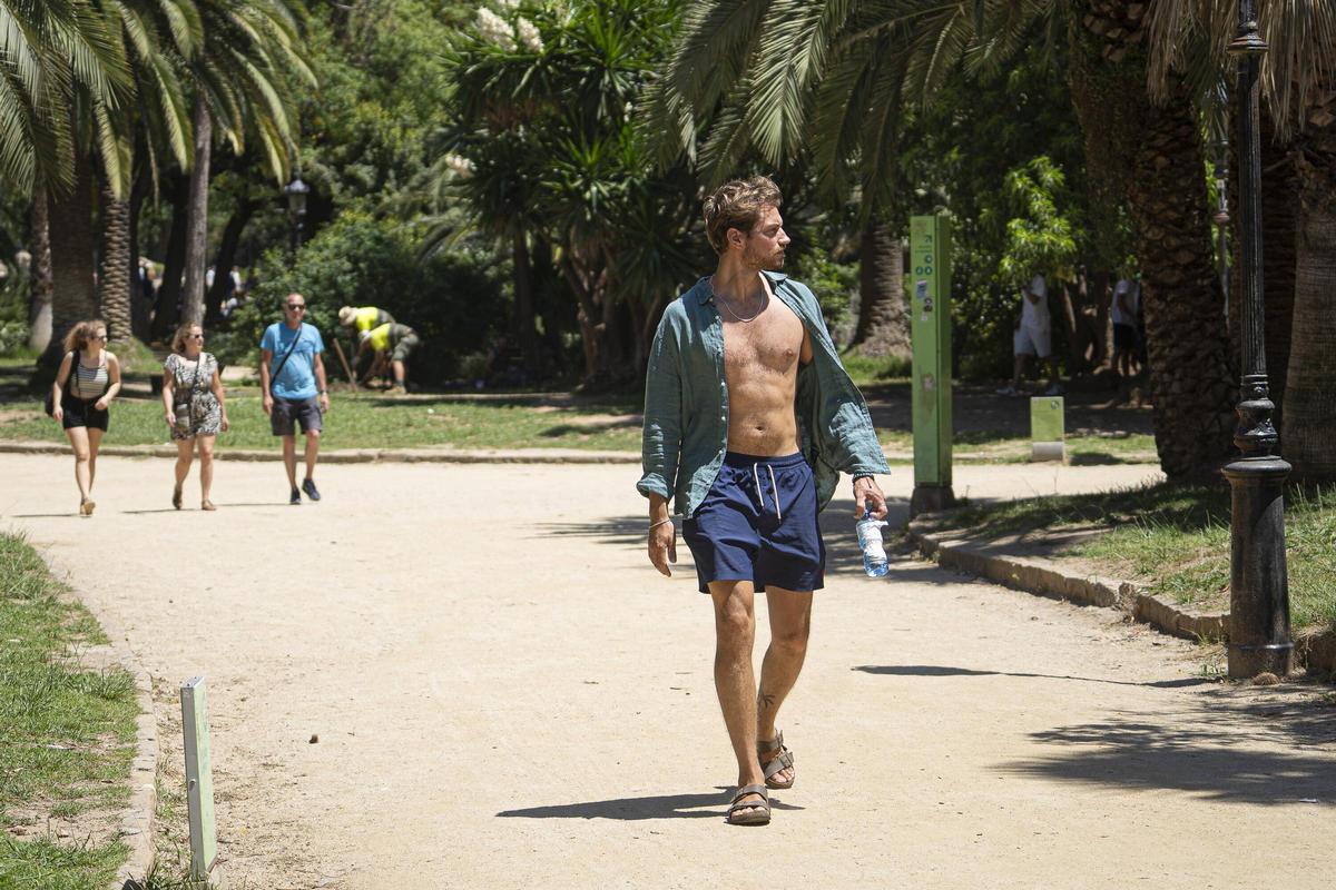 La eclosión del biquini en los parques desafía la normativa en Barcelona