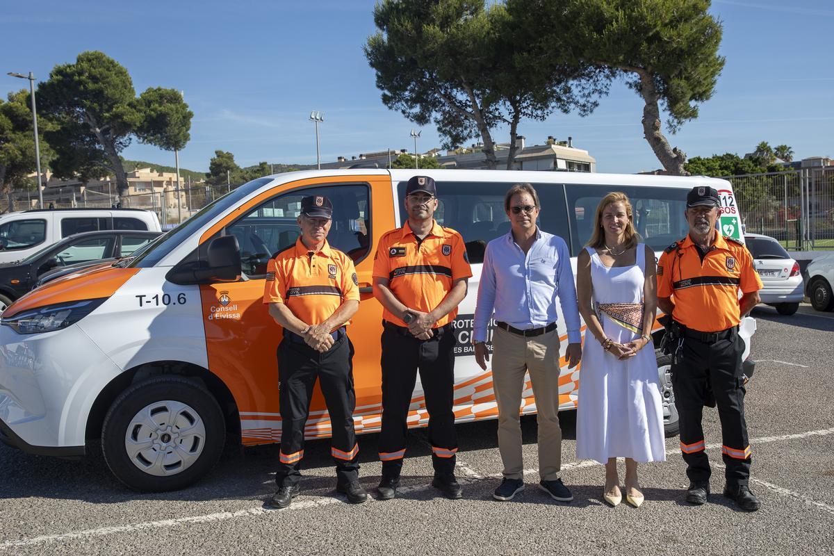 La presentación de la nueva furgoneta de refuerzo para el equipo de Protección Civil de Ibiza