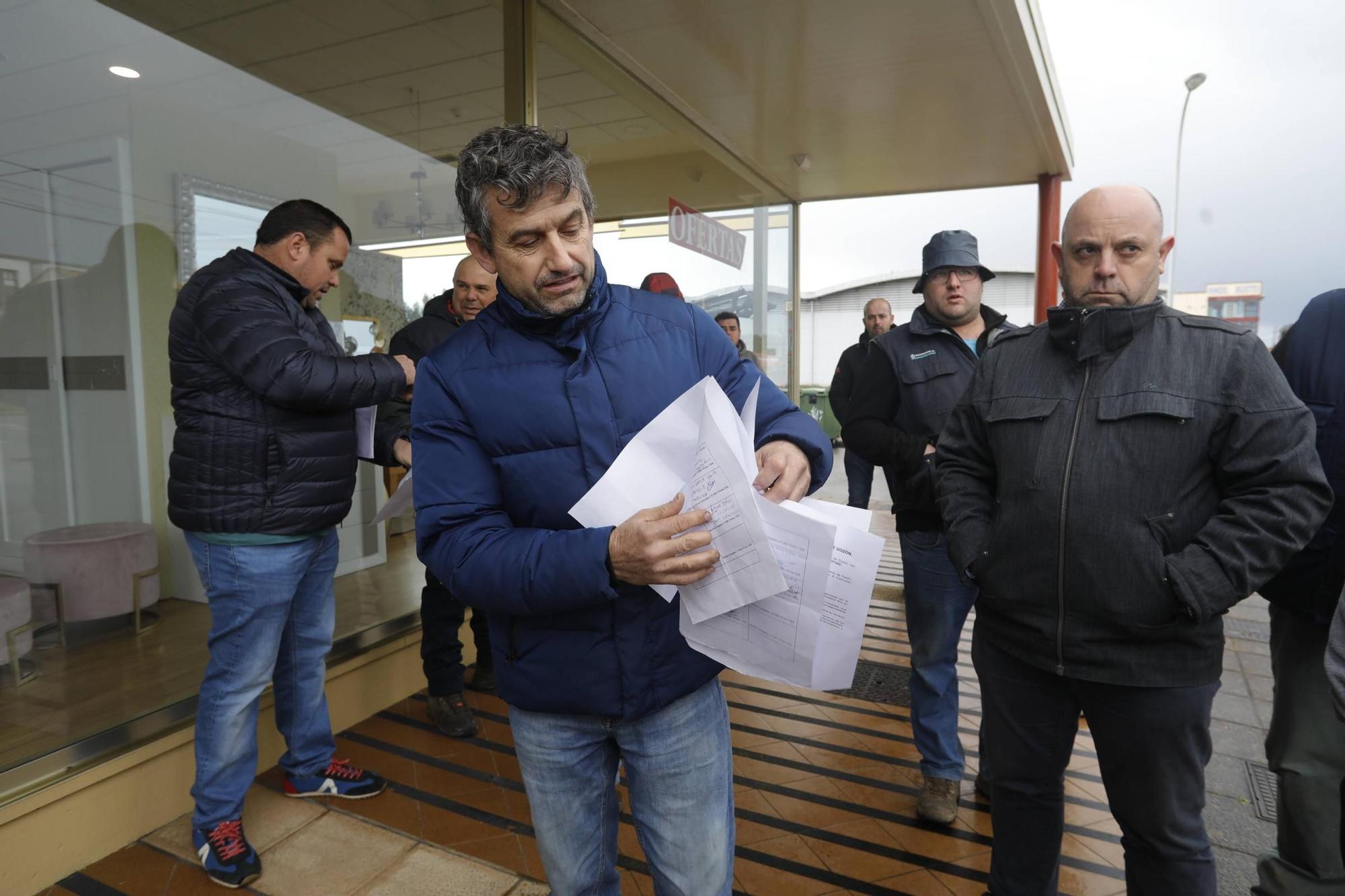 EN IMÁGENES: Los ganaderos toman con sus tractores la villa de Luanco