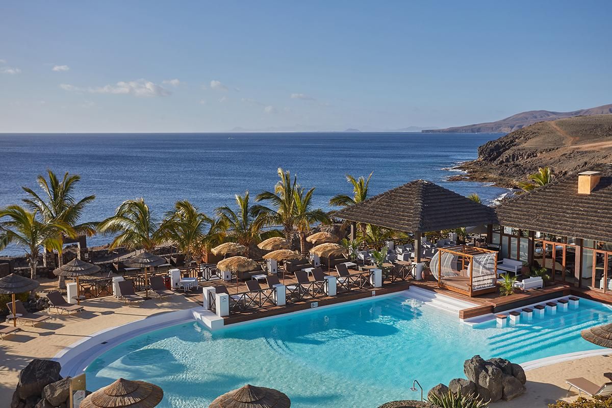 Piscina con vistas al océano