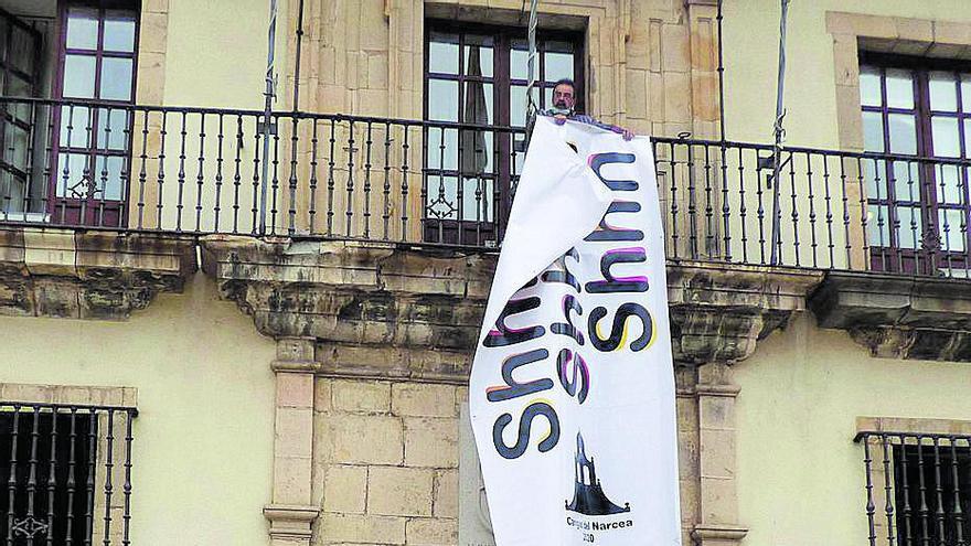 Colocación del cartel sobre las fiestas, ayer, en el Ayuntamiento de Cangas del Narcea.