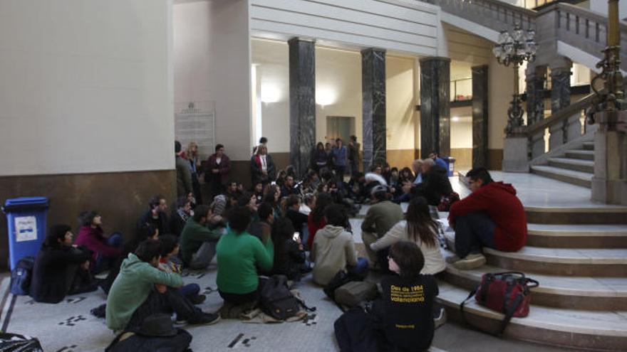 Grupo de jóvenes en la asamblea celebrada en el edificio del rectorado de la Universitat.