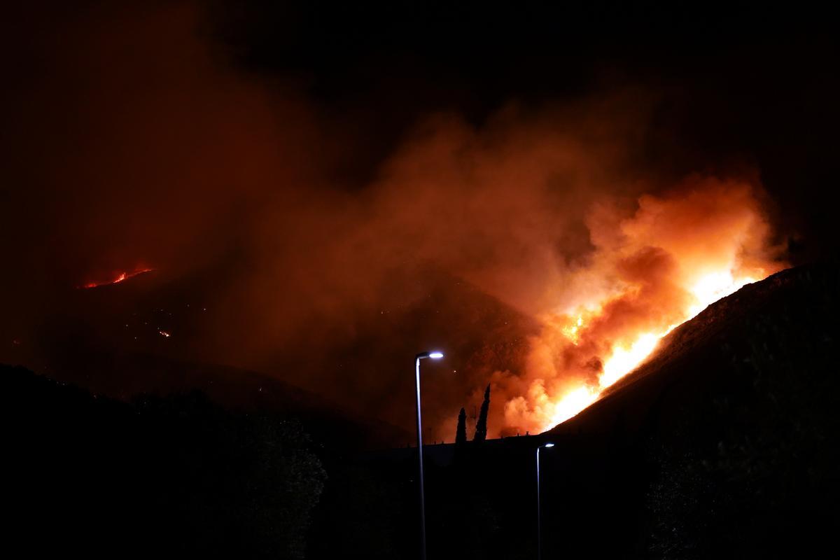 Un incendio forestal en Roses afecta a unas 400 hectáreas.