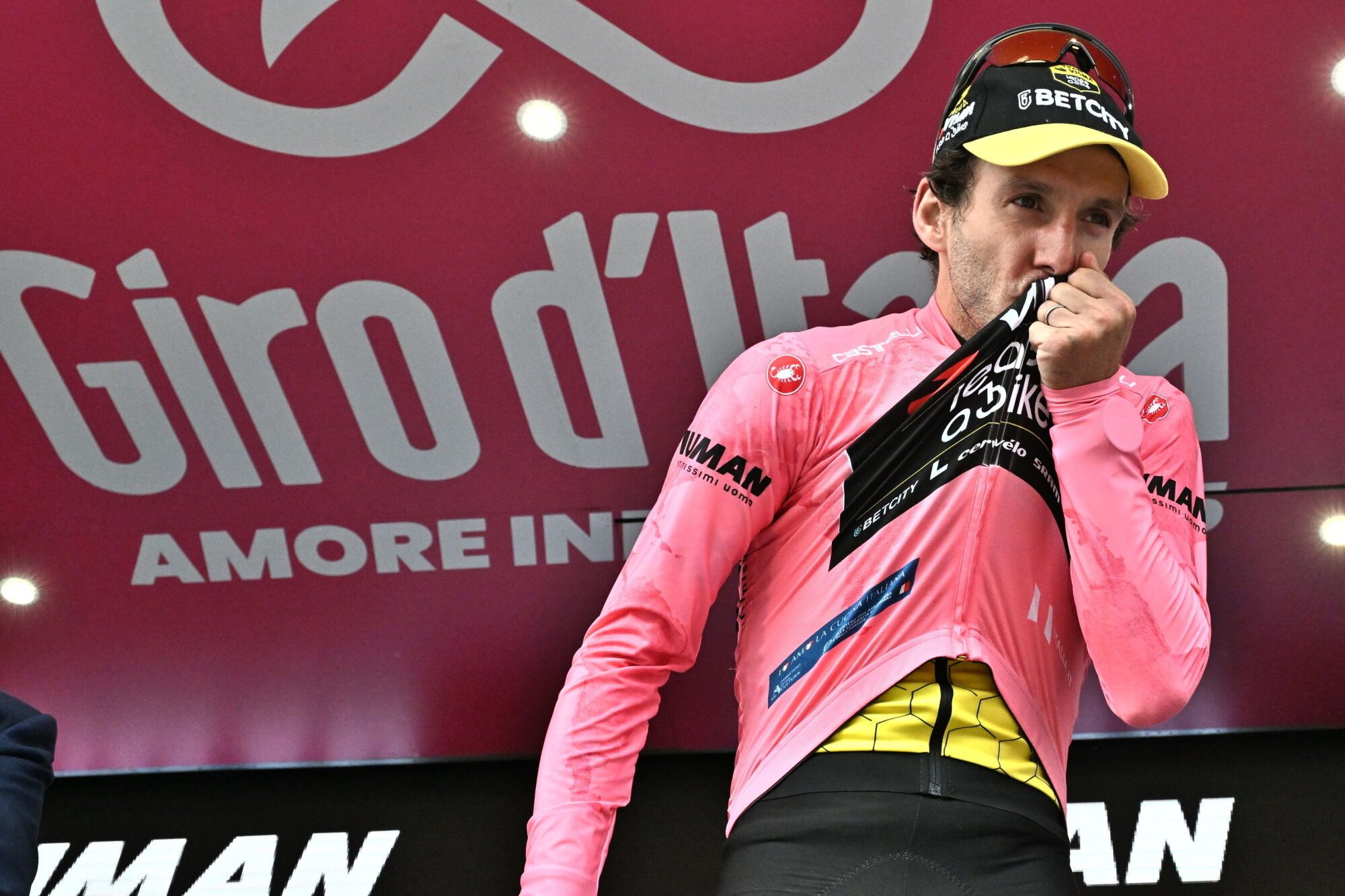 Sestriere (Italy), 31/05/2025.- Britain rider Simon Philip Yates of Team Visma | Lease a Bike celebrates on the podium wearing the overall leader&#039;s pink jersey after the 20th stage of the Giro d&#039;Italia cycling race over 205 km from Verres to Sestriere, 31 May 2025. (Ciclismo, Italia, Reino Unido) EFE/EPA/LUCA ZENNARO