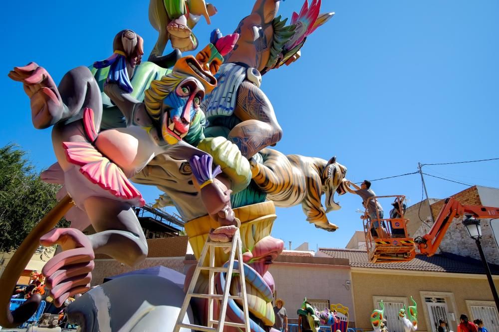 Las grandes dimensiones de algunos de los monumentos que arderán el domingo obligan a iniciar el miércoles los trabajos para ponerlos en pie