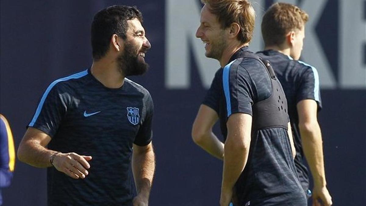 Arda debuta ocupando el puesto de Rakitic