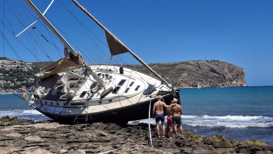 Reflotar el gran velero encallado en Xàbia va para largo