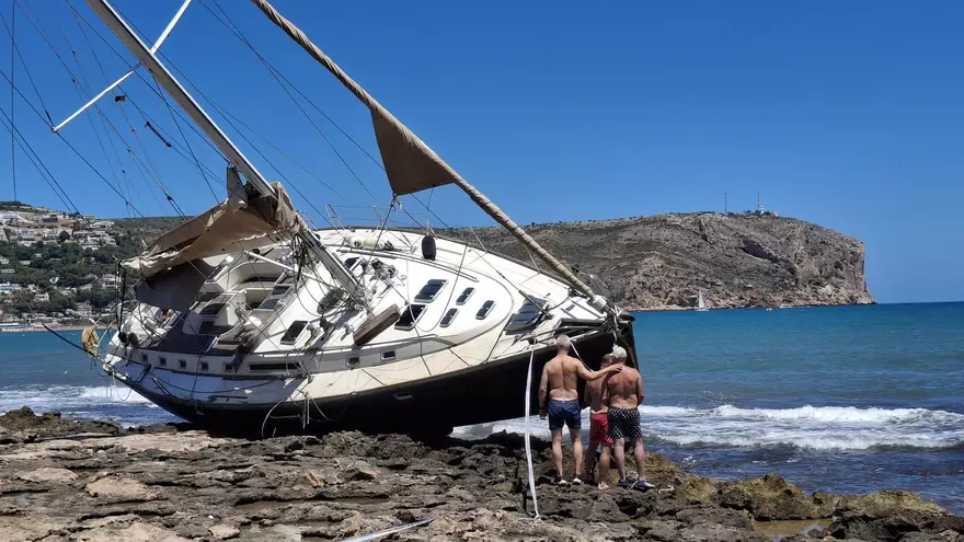 Reflotar el gran velero encallado en Xàbia va para largo