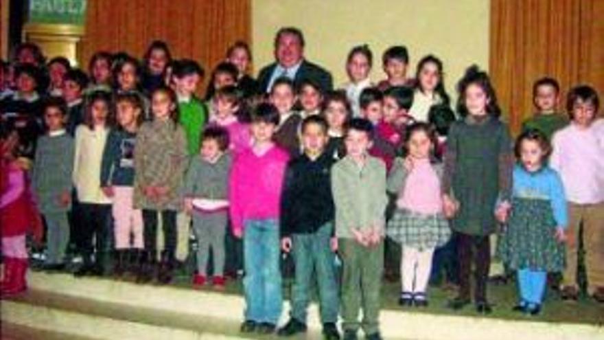 El alcalde, con los mas pequeños de la esa en su x aniversario