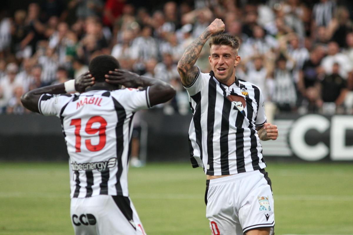 Raúl Sánchez celebra junto a Mabil un gol del Castellón durante la pasada temporada.
