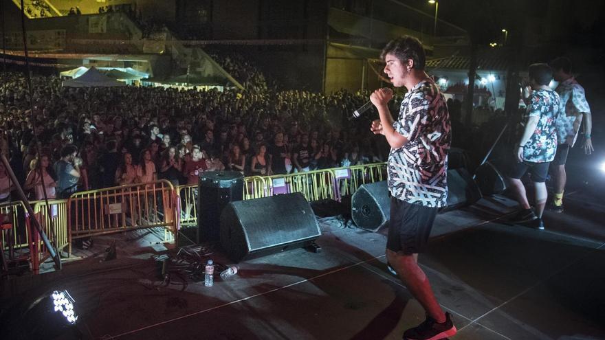 Concert del grup de rap de Galícia Ezetaerre a la plaça del Puigmercadal