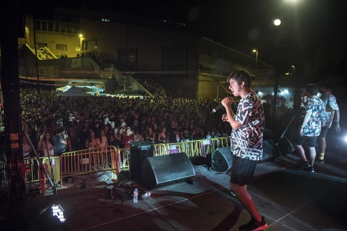 Concert del grup de rap de Galícia Ezetaerre a la plaça del Puigmercadal