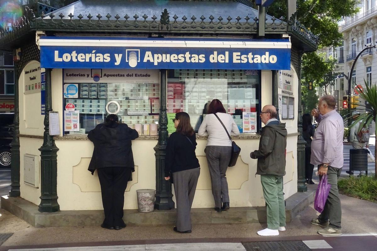 MLG 12-11-2025.-Varias personas hacen comas en establecimientos de Loterías para comprar décimos de cara a la Navidad.