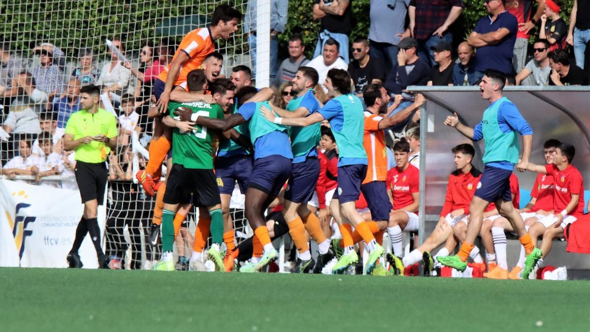 Los futbolistas del Soneja celebran el tanto.