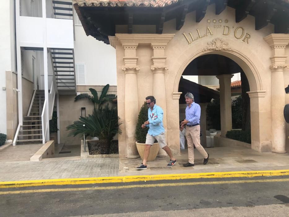 El médico de la Federación de Tenis, Ángel Ruiz-Cotorró, con Francis Roig.