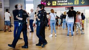 Un grupo de agentes de Policía Nacional en el aeropuerto Adolfo Suárez Madrid Barajas.