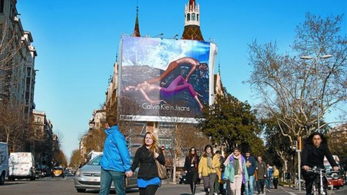 La Casa de les Punxes en la Diagonal, cubierta por una gran lona publicitaria.