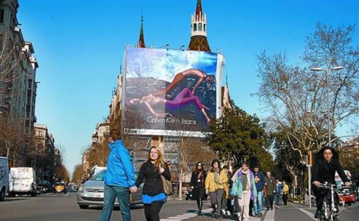 La Casa de les Punxes a la Diagonal, tapada amb una gran lona publicitària.