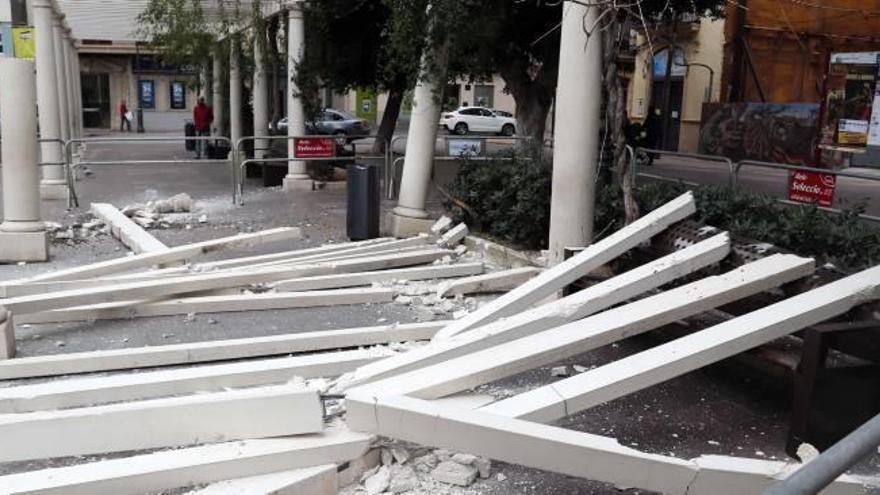 Un camión destroza la columnata de Alzira