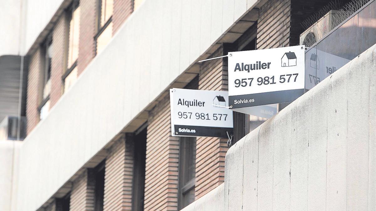 Carteles en la fachada anuncian el alquiler de una vivienda en Córdoba.