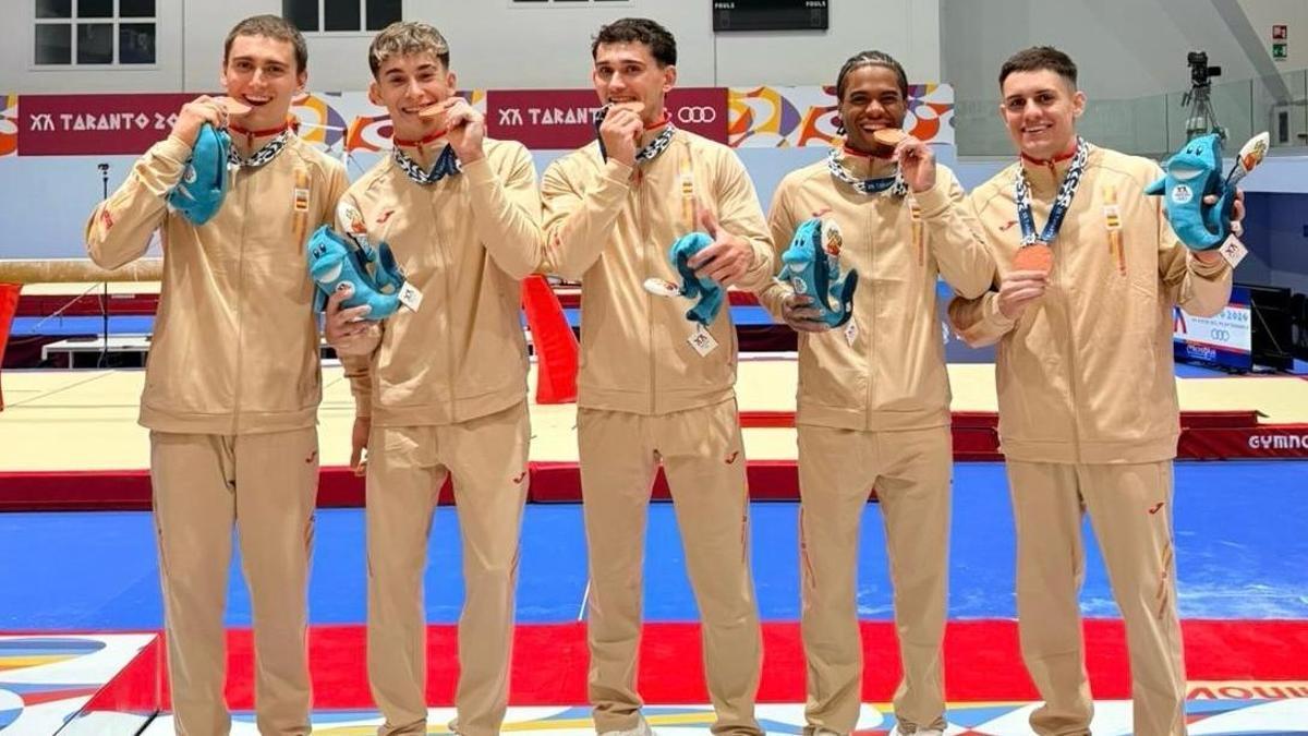 Thierno Diallo, el segon per la dreta, celebra el bronze per equips de dilluns