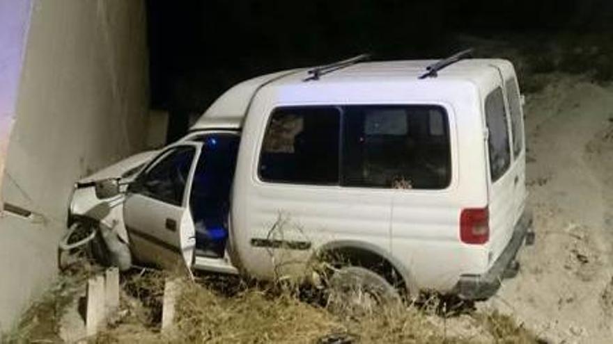 El automóvil tras colisionar con un puente en Albaida.