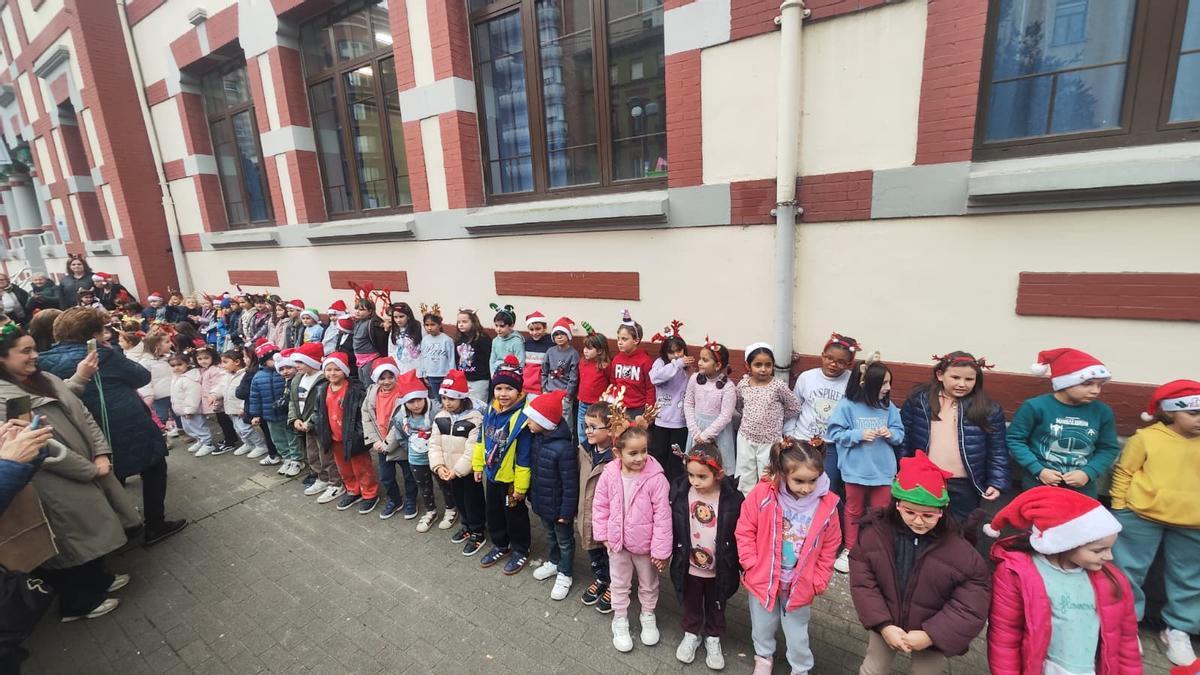 VÍDEO: Los escolares del Liceo Mierense reciben la navidad a golpe de Villancico