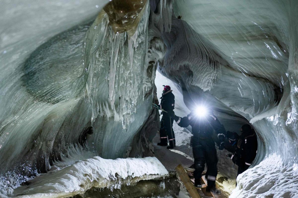 Turistas visitan una cueva en el hielo en el interior del glaciar Larsbreen, cerca de Longyearbyen.