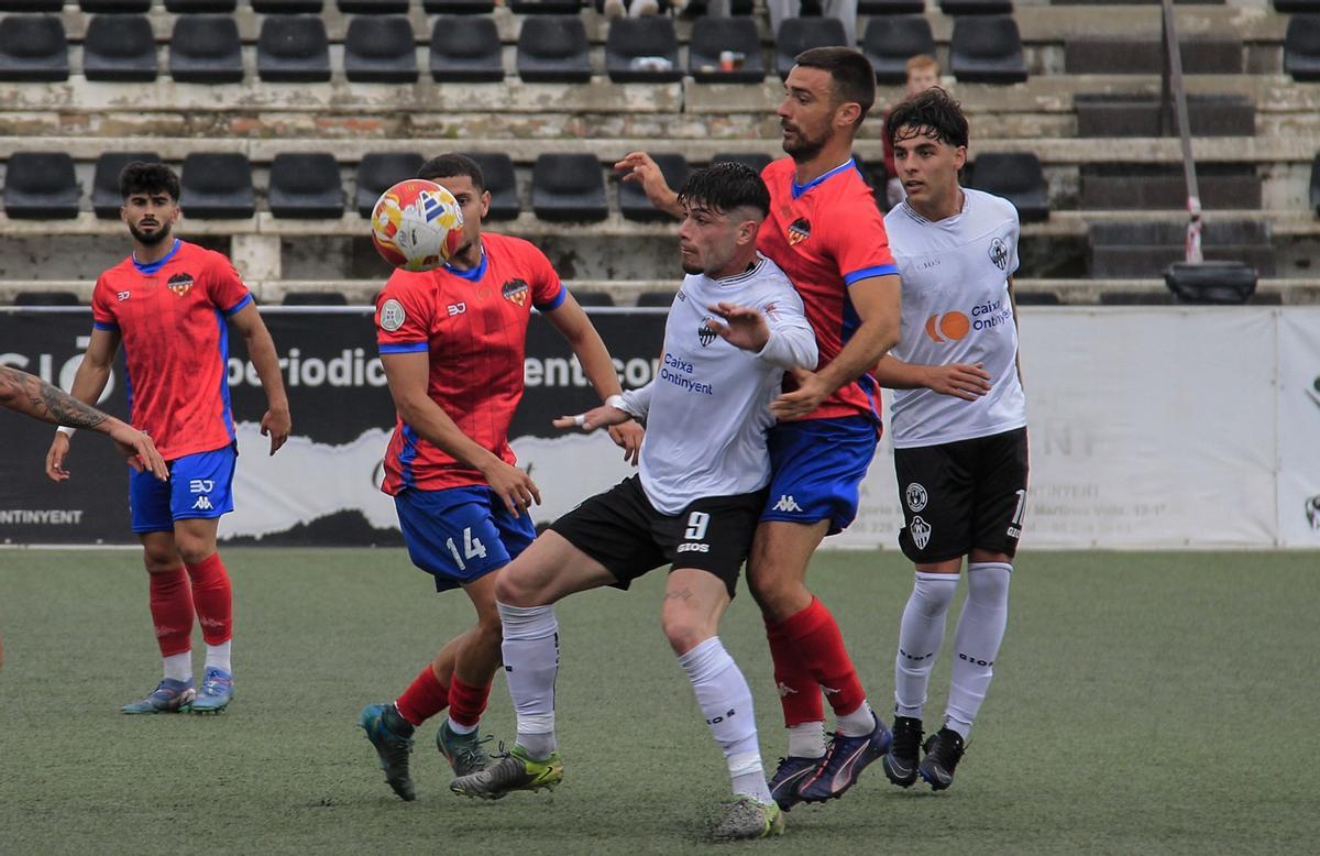 El Ontinyent 1931 en el partido de la pasada jornada frente al At. Saguntino.