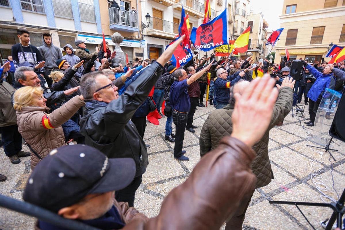 Un centenar de simpatizantes de La Falange pide conservar la Cruz de los Caídos