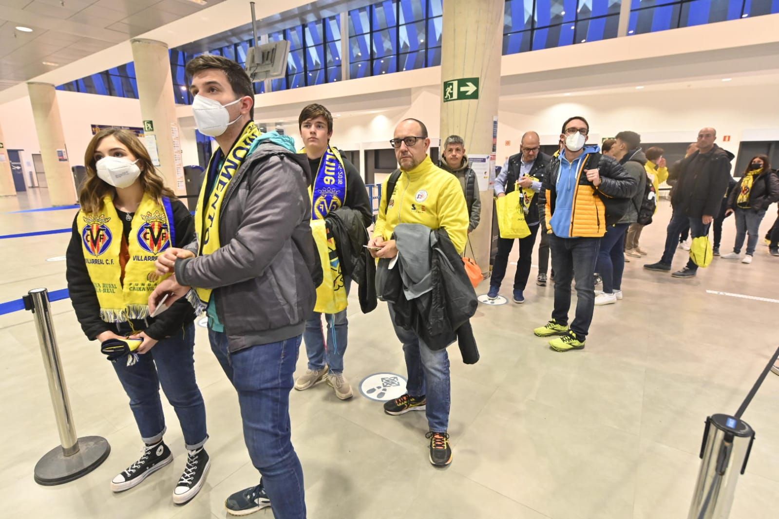 Salida de los aficionados del Villarreal desde el aeropuerto