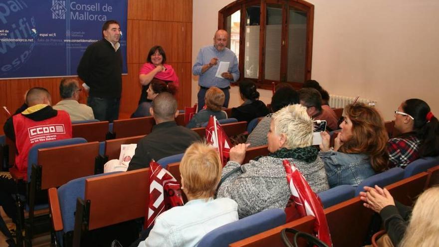 Miquel Ensenyat, durante la reunión que mantuvo con los representantes sindicales.