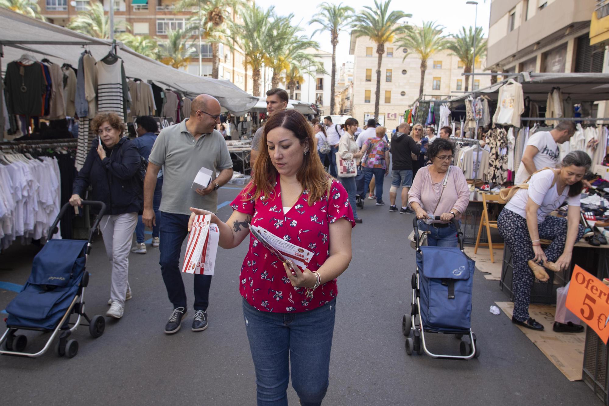 Los Partidos buscan el voto en el mercado de Alzira