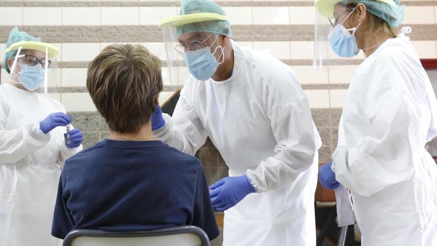 Un sanitari realitza una prova PCR en un centre escolar gironí aquesta setmana