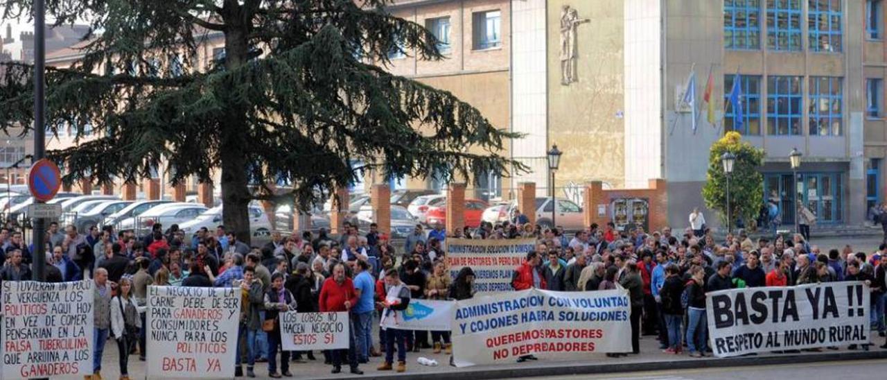 Los manifestantes, ayer, concentrados en Llamaquique.