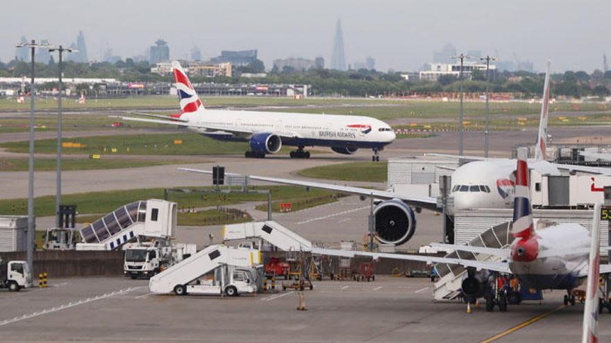 Aviones de la compañía British Aisways en el aeropuerto londinense de Heathrow.