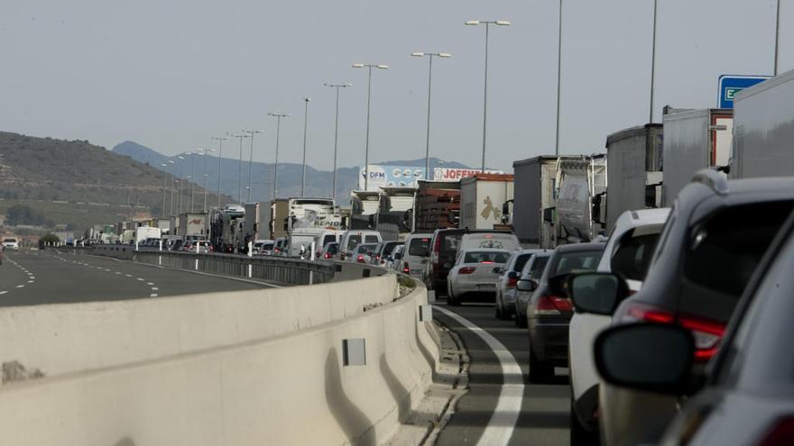 Retenciones de 14 kilómetros en Paterna por dos accidentes