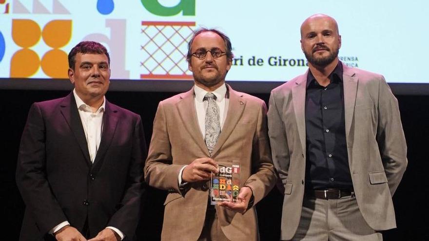 El subdirector de Diari de Girona, Oriol Puig,  Marc Ruaix, director de distribució d’Endesa a Girona i el president del club, Jordi Casanova. | MARC MARTÍ