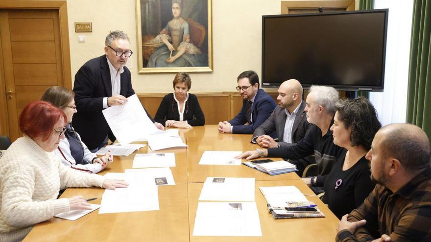 Carmen Moriyón, presidiendo la mesa y flanqueada por Gilberto Villoria, Jaime Fernández-Paíno y Jesús Martínez Salvador, junto a integrantes de la FAV, ayer, en el Ayuntamiento.  | ÁNGEL GONZÁLEZ
