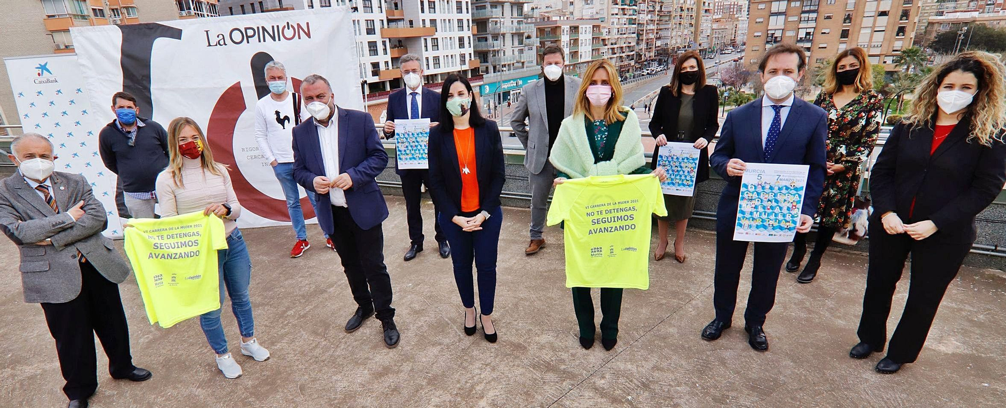 Patrocinadores y organizadores, ayer posando en el ático de La Opinión con el cartel de la carrera y la camiseta conmemorativa. | JUAN CARLOS CAVAL